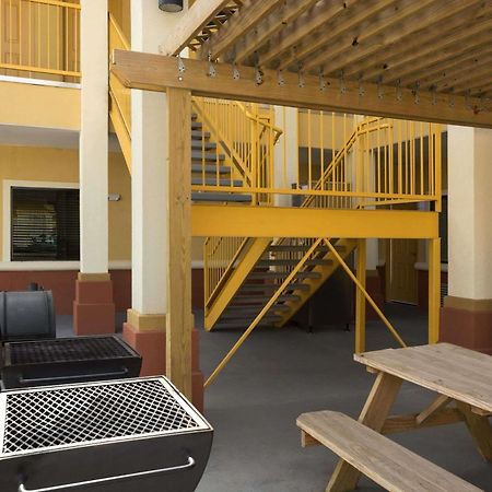 Days Inn Pearsall Buitenkant foto