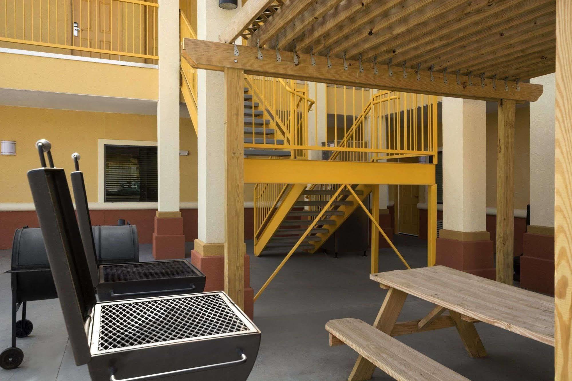 Days Inn Pearsall Buitenkant foto